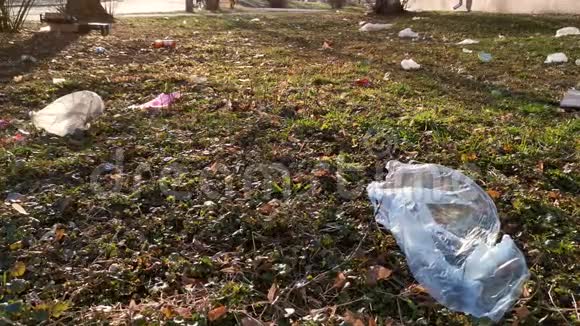 把塑料垃圾倒在草地上视频的预览图