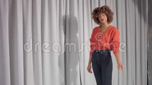 灰色窗帘背景的混血女人在跳舞视频的预览图