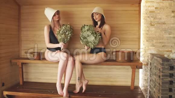 两个女孩模特在水疗沙龙放松视频的预览图