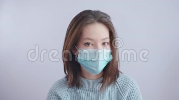 止病毒和流行性疾病健康女性戴蓝色医用防护面罩显示手势停止健康视频的预览图