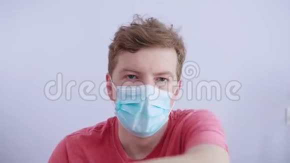 男人打喷嚏咳嗽到他的手臂或肘部以防止传播Covid19冠状病毒避免打喷嚏的手病人视频的预览图