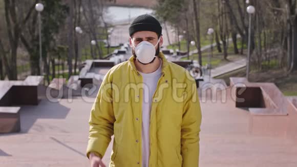 穿着黄色夹克衫的英俊男子暗示在这次冠状病毒发作时戴防护面罩是件好事视频的预览图