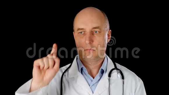 身着医用长袍的秃头医生用手指虚拟屏幕触摸黑色背景严重医务工作者视频的预览图