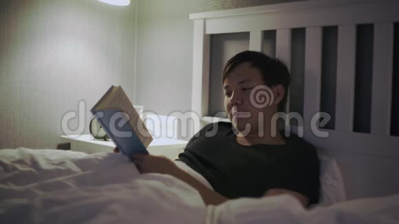 亚洲年轻人躺在床上看书视频的预览图