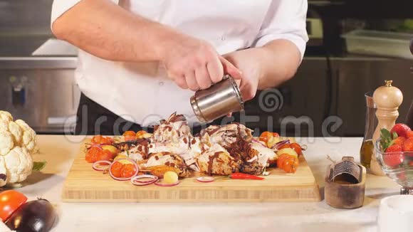 厨师在给顾客上菜之前先把沙拉倒在地或酱汁上视频的预览图