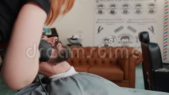 客户理发师修剪胡须的特写镜头视频的预览图