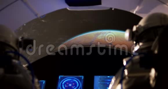 宇航员用宇宙飞船接近火星视频的预览图