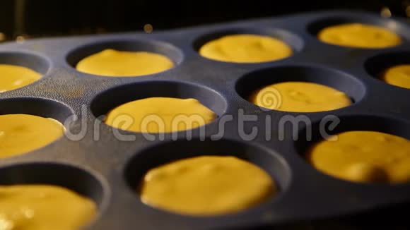 松饼在烤箱里烤烹饪纸杯蛋糕的时间间隔镜头4kUHD视频的预览图