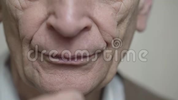 老人在浅色背景下服用药丸和喝水视频的预览图