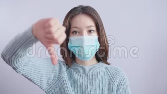 年轻女性在白色工作室戴上一个保护性的医疗面具以防止病毒和感染冠状病毒2020视频的预览图