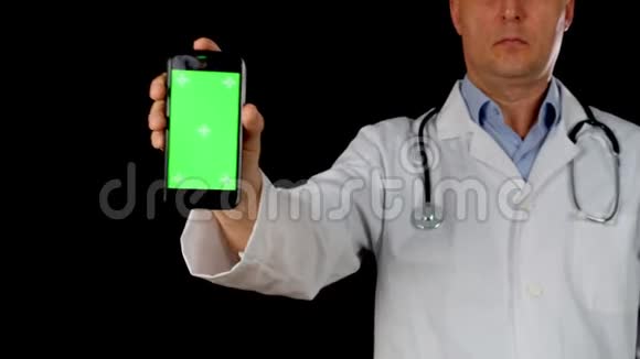 带绿色屏幕的医生手持智能手机的侧视视频的预览图