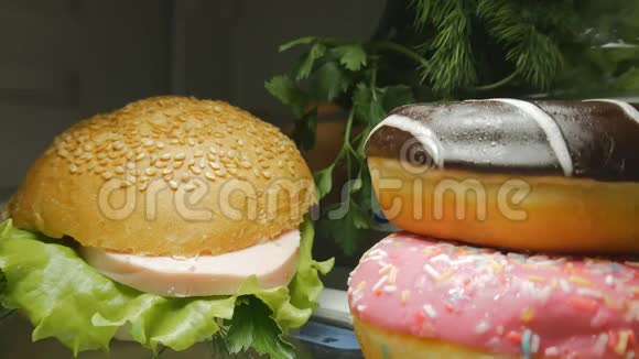 一个男人晚上从冰箱里拿一个大汉堡来吃营养不良和有害的概念视频的预览图