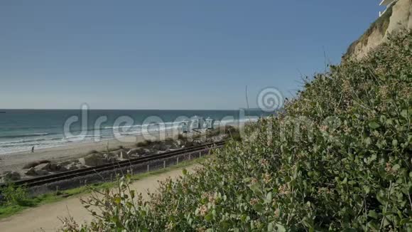 加州圣克莱门特卡拉菲海滩海滩风景秀丽的海洋泡沫视频的预览图