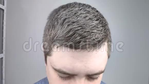 美容院人头发上涂了清漆男性护发的概念视频的预览图