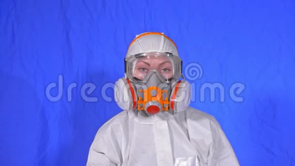 病毒在空气中飞向医生呼吸器科学病毒学家女人靠近穿着保护医疗视频的预览图