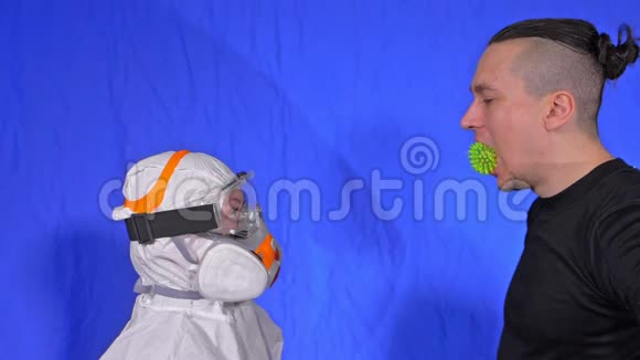 病病患者感染喷嚏医生戴防护医用口罩呼吸器显示病毒模型绿色球球视频的预览图