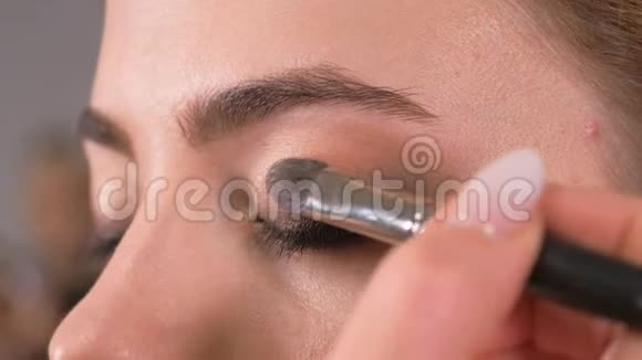 化妆给了少女表情的眼神用化妆铅笔划眼轮廓视频的预览图