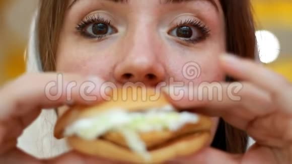 肖像特写女人吃三明治女口特写和快餐汉堡视频的预览图