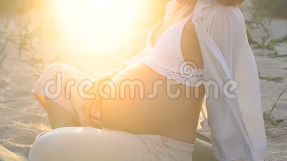 怀孕后期孕妇用手轻轻地慈爱地抚摸着腹部视频的预览图