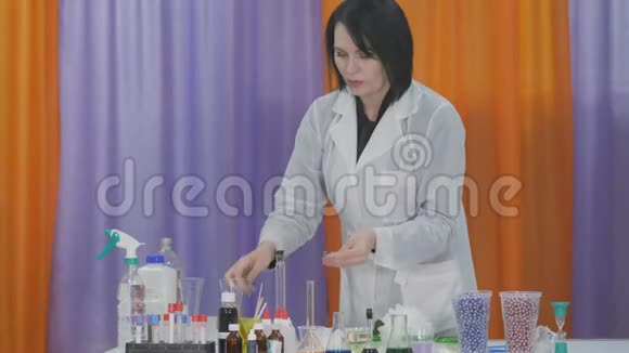 化学家为化学实验准备原料女进行认知科学课视频的预览图
