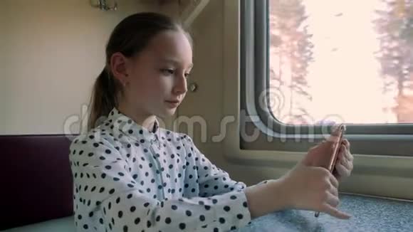 微笑的年轻女孩通过智能手机进行视频通话视频的预览图