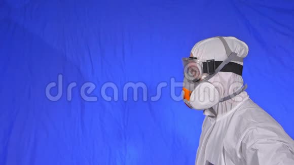 病毒在空气中飞向医生呼吸器的科学家病毒学家男人近距离看穿着防护服视频的预览图