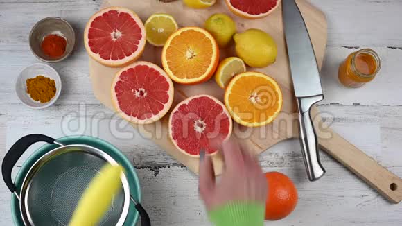 女性制作鲜榨柑橘饮料提高免疫力视频的预览图