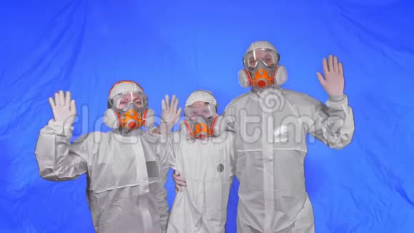 家庭盾牌保护拯救生命免受病毒的侵害人画像佩戴防护医用气雾剂喷漆面具视频的预览图