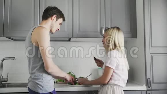 爱的夫妻在厨房切菜一起做沙拉视频的预览图