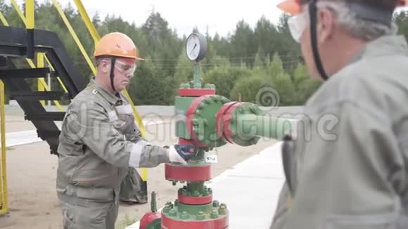 油田技术工人井口开或关阀注射树注定要注射井密封视频的预览图