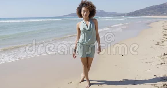 穿着夏季连衣裙在沙滩上摆姿势的女性视频的预览图