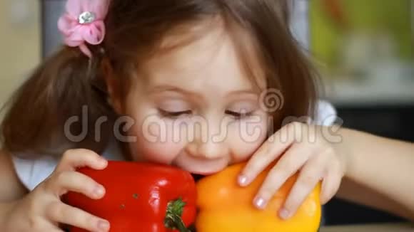孩子们在厨房吃健康的食物孩子在玩红辣椒和黄椒维生素的概念视频的预览图