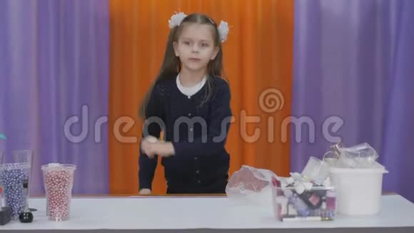 儿童化学实验女孩在等待教训时热情地跳舞视频的预览图