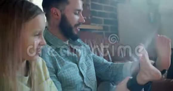 镜头耀斑拍摄快乐年轻的白种人父亲在家里和可爱的儿子玩得很开心家庭交往时间慢视频的预览图
