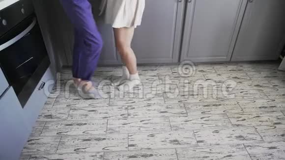 一对夫妇在厨房跳舞的瓦尔斯的低角度镜头视频的预览图