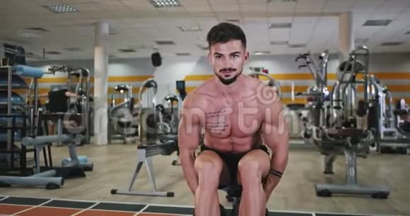 在一个有宽敞空间的健身房里运动健将集中精力锻炼肌肉以达到健身的目的视频的预览图