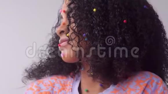 混合种族黑人妇女与创造性的化身化妆简单的彩色点化妆完美的皮肤视频的预览图