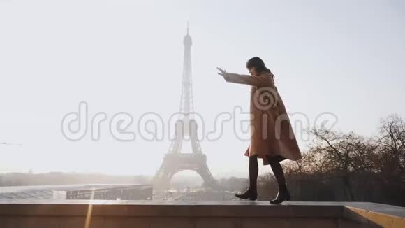 侧观美丽幸福的女人在浪漫的日落埃菲尔铁塔的天空全景巴黎慢动作做有趣的舞蹈散步视频的预览图