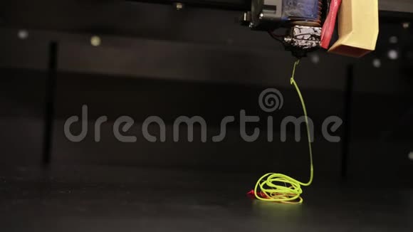 3D技术打印机从塑料电缆线上打印出一部分将黄色闭合视频的预览图