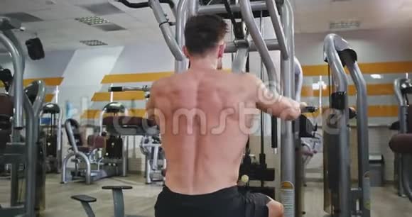 健身班中的体育健身男子锻炼背部肌肉使身体更加强壮和强壮视频的预览图