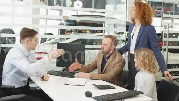 年轻的白种人夫妇签订了购买新车的合同视频的预览图