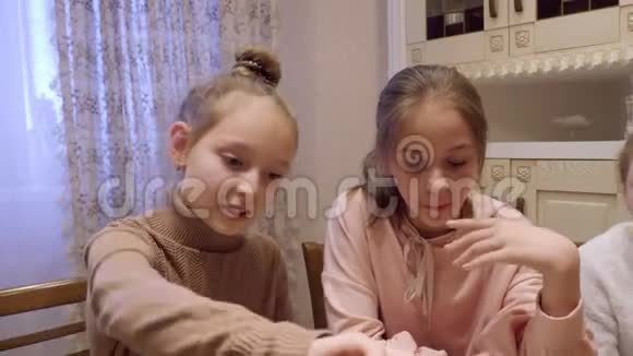 少女聊天吃饭和触摸摄像机视频的预览图