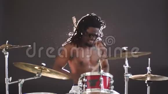 精力充沛的非洲鼓手有感情地演奏打击乐器视频的预览图