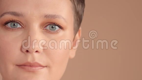 白种人女性短发米色背景的工作室里有天然的米色妆容视频的预览图