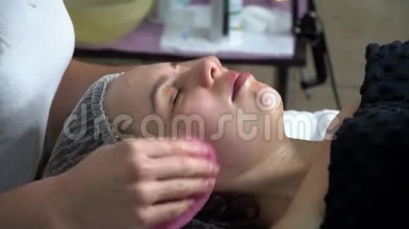 女孩正在水疗沙龙接受美容治疗水疗面部按摩视频的预览图