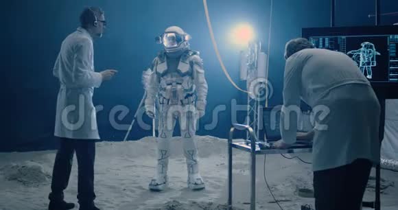 宇航员和科学家测试太空服的机动性视频的预览图
