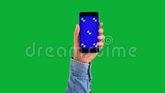 混合种族深肤色男性手与智能手机与蓝色屏幕与跟踪标记的变色绿色视频的预览图