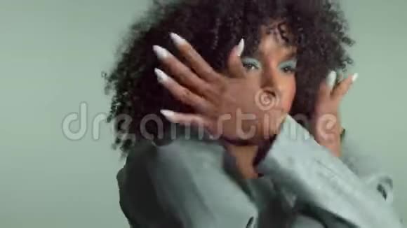 混合种族的女人一头大卷发穿着皮革时装视频的预览图