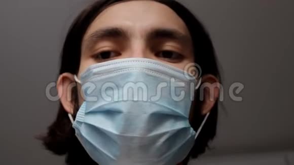男人戴着外科口罩覆盖下半边脸医疗和保健概念视频的预览图