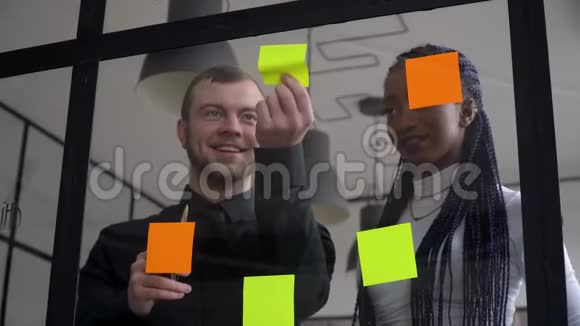 企业业务多民族人士使用粘性笔记解决策略上的玻璃白板领队男视频的预览图